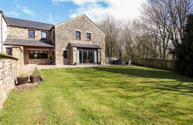 CROOKLANDS COTTAGE, pet friendly, with hot tub in Crooklands