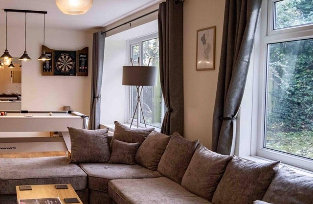 Cross Lane Cottage - Luxury Group Hot Tub Stay