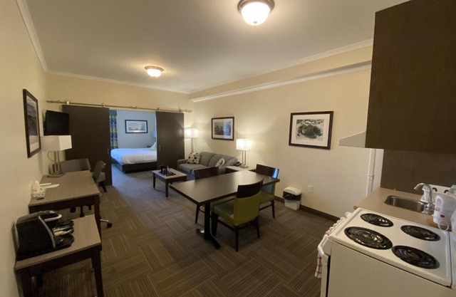 Crossroads Inn & Suites