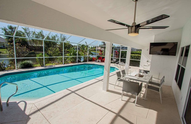 Crown Pointe- Covered Lanai w/TV-Heated South Facing Pool, Newly Renovated home w/3 king beds!