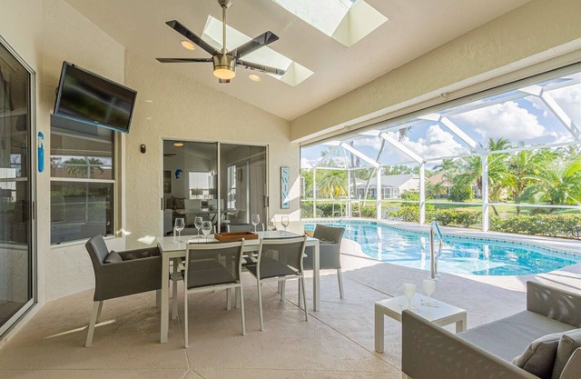 Crown Pointe- Upscale lake view, pool home (w/2 king bedrooms) minutes to downtown & beaches