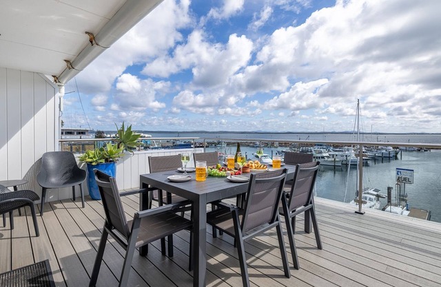 Crows Nest Marina View Apartment, 6 Teramby Rd - waterfront, WiFi, Aircon, Marina