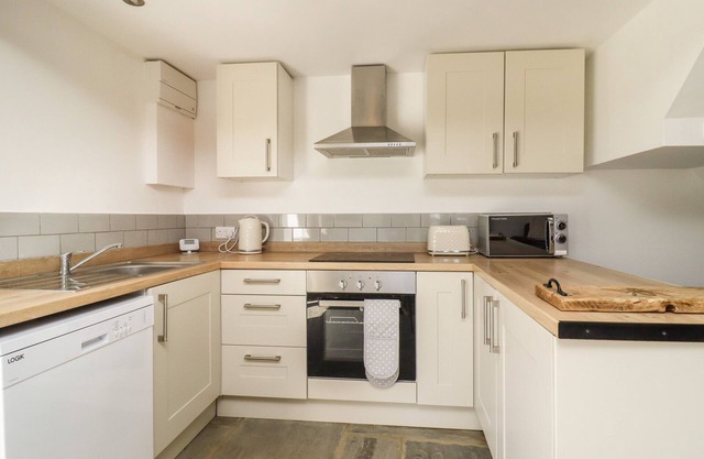 CUCKOO COTTAGE, pet friendly, character holiday cottage in Oxenhope