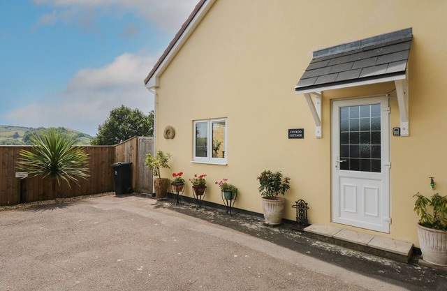 CUCKOO COTTAGE, romantic, with a garden in Bridport