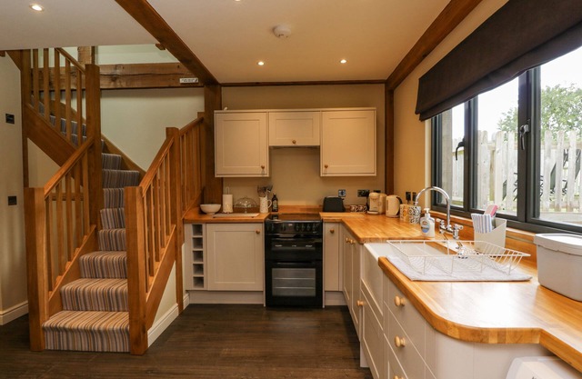 CUCKOO PENN HIDEAWAY, romantic, with hot tub in King's Stanley