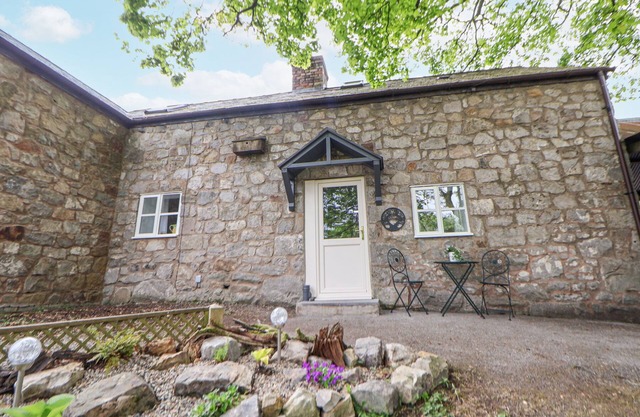 CUDDFAN AT SWALLOW COTTAGE, romantic, with a garden in Coedpoeth