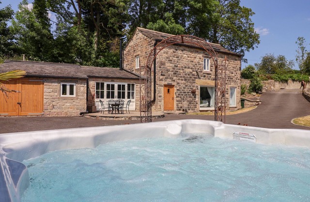 CUNLIFFE BARN, pet friendly, with hot tub in Esholt