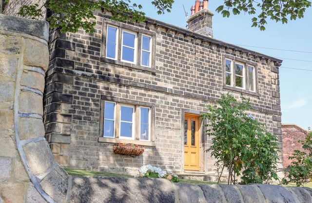CUNLIFFE HOUSE, pet friendly, luxury holiday cottage in Shipley