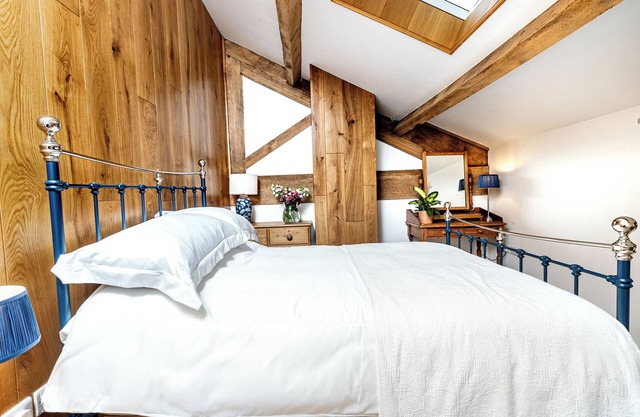 CURLEW COTTAGE, character holiday cottage, with hot tub in Cowling
