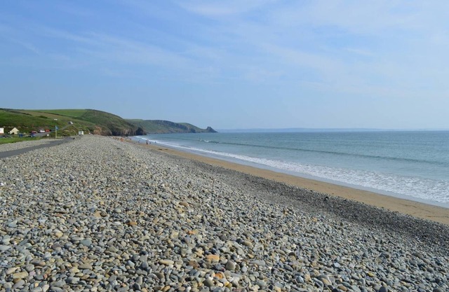 Curlew Cottage - sea views, hot tub, walk to beach