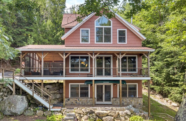 Custom Lake Winnisquam Home For 12