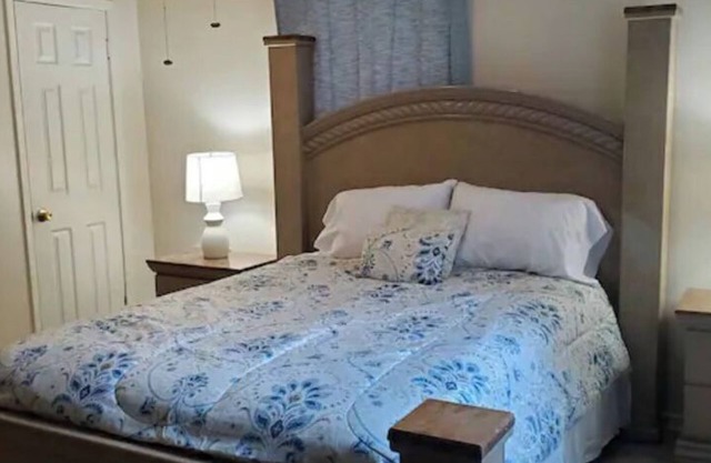 Cute 1 bedroom home, close to Downtown, Beaches and Shopping