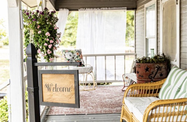 Cute and cozy cottage in Atoka, home of Reba’s Place.