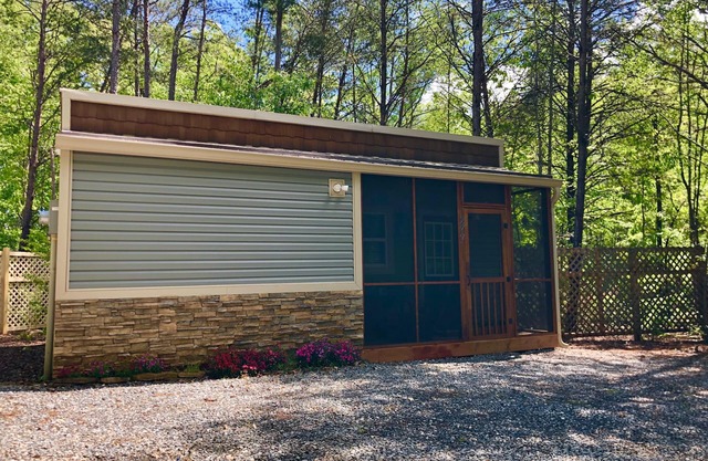 Cute and cozy in wooded area near TIEC