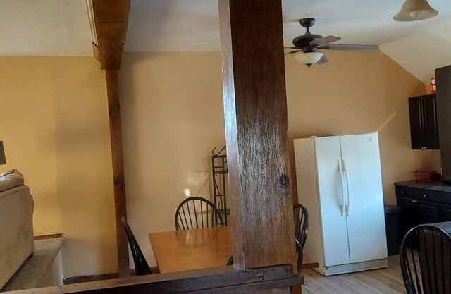 cute and cozy-minutes from beaches,parks,trails,entertainment!