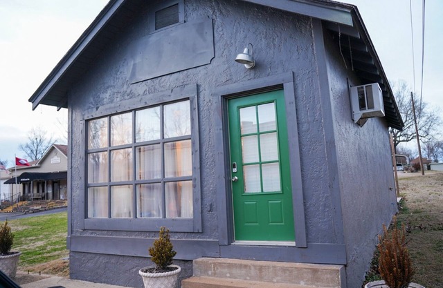 Cute and Cozy, pet friendly home in downtown Cotter!n