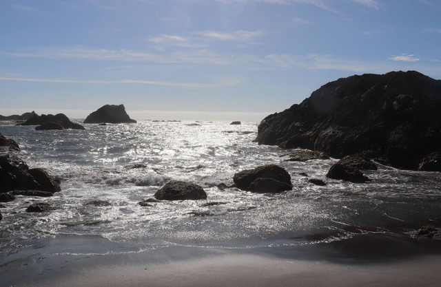 Cute beach house getaway; nearby beach access, pet friendly, fully fenced yard!