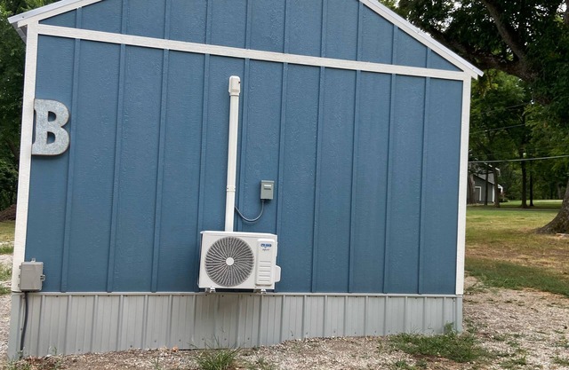 Cute cabin in nice quiet secluded area close to the water, The Coves Golf course