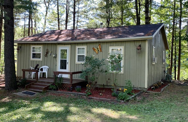 Cute cabin on the river! steps away for hunting! Book Week/Month for discount!