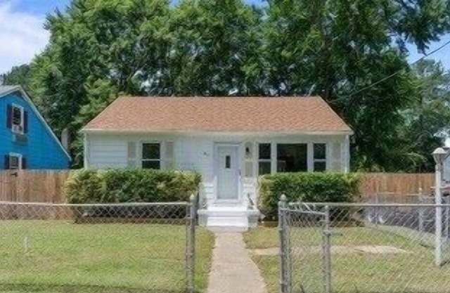 Cute, Charming House that is Pet Friendly and less than 10 minutes from Beach