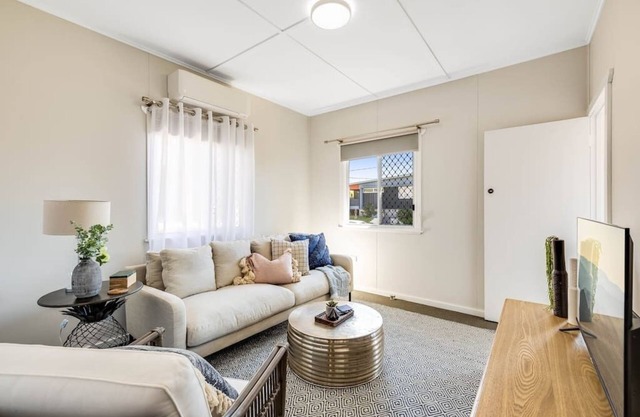 Cute & Cheerful! Close to CBD & Gorgeous Parkland!