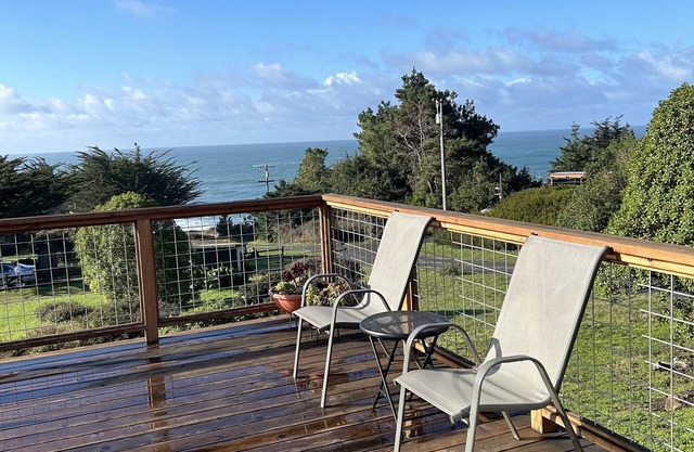 Cute, clean, cozy cottage along the Timber Cove cliffs, great views!