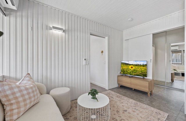 Cute & Compact, pet friendly apartment easy access to Alex or Mooloolaba beaches