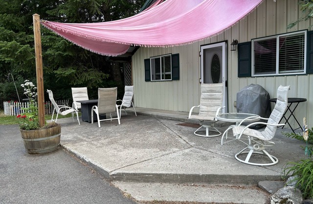 Cute country cabin. Close to lake and easy freeway access. Close to Spokane/CDA