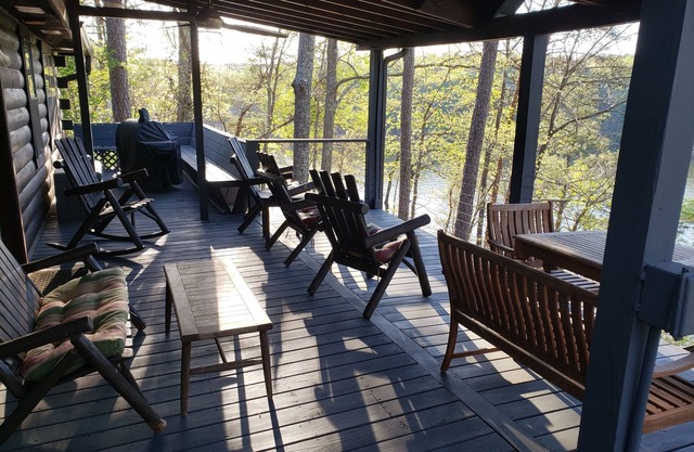 Cute, cozy log cabin on beautiful Smith Lake, Arley AL (year round deep water)