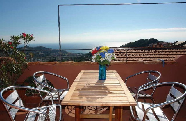 Cute house in the romantic town center of Poggi, Imperia, small roof terrace with sea views