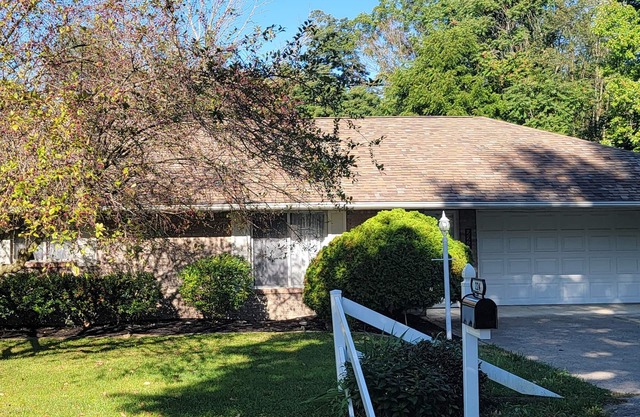 Cute, pet-friendly home in quiet neighborhood. Close to state parks & downtown.