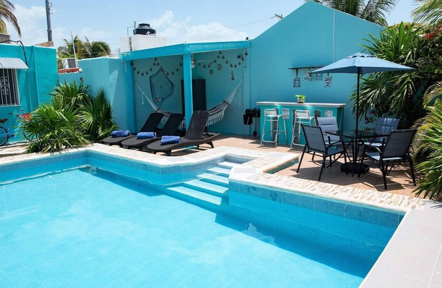 Cute refurbished house, large pool, km. 8