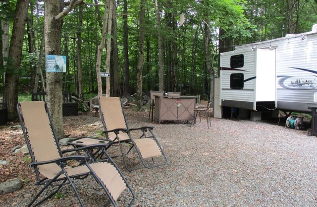 CUTE RV Camper PET friendly with POOL LAKE Firepit and many more amenities
