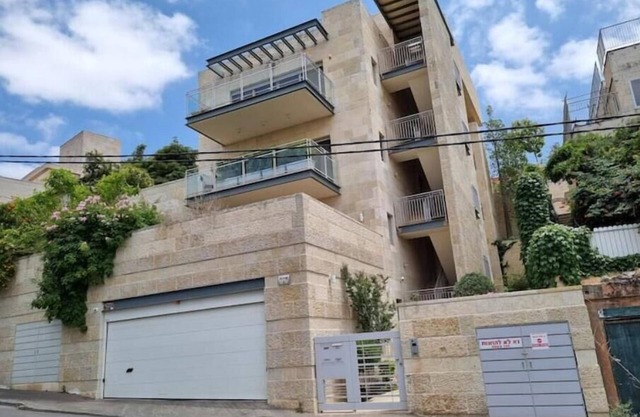 Cute Studio near Yad Vashem. Free street parking.