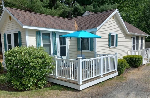 cutie Lakefront Cottage with private beach