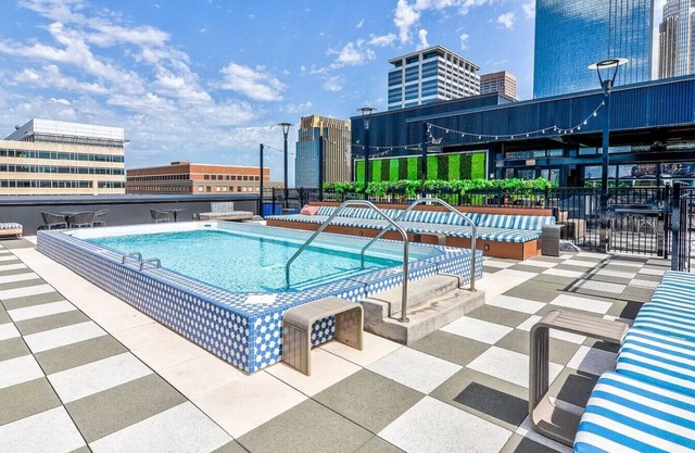 CW/2BR/Sky Lounge/Rooftop Pool/Gym/D