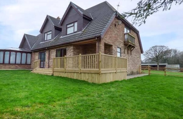 CWM GRAN MEADOWS, pet friendly, with a garden in Llanharry