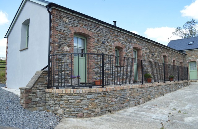 CWRT Y WENNOL, family friendly, character holiday cottage in Clydach
