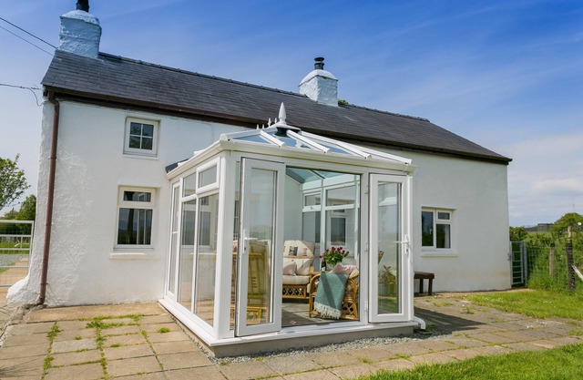 Cwter Hywel - a cosy fire that sleeps 6 guests in 3 bedrooms