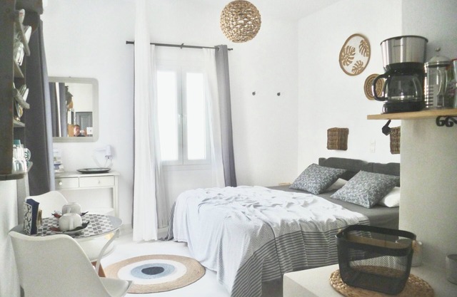 Cycladic studio, 2 people with balcony in Parikia: 300m from Livadia-Beach
