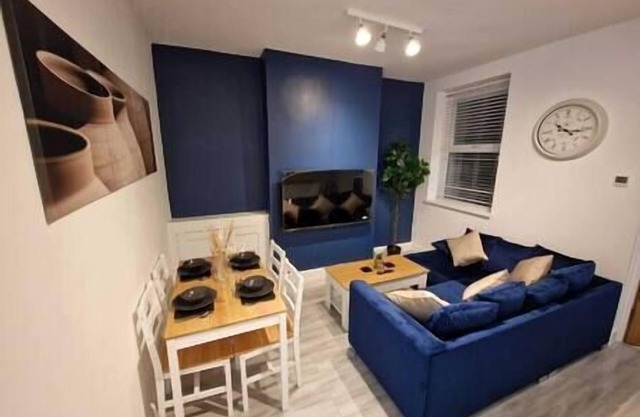 Cyfarthfa Double Room 2 - Shared Bathroom - Near City Centre