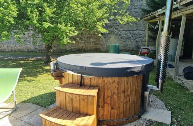 'Cymberline' Family Gite with Shared Hot Tub & Swimming Pool - Sleeps 4