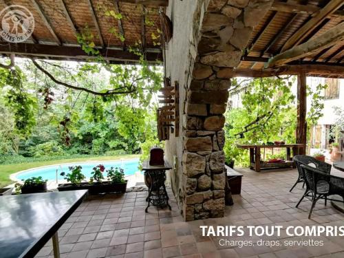 Découvrez ce gîte champêtre avec spa, sauna, piscine et jardin privatif à Essertines-en-Donzy - FR-1-496-200