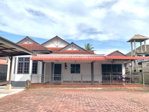 D'BALI HOMESTAY - Private Swimming Pool, NETFLIX, Internet Wifi ,Cuckoo, Internet Wifi , Dryer, Washing Machine, Aircond Setiap Bilik & Ruang Tamu