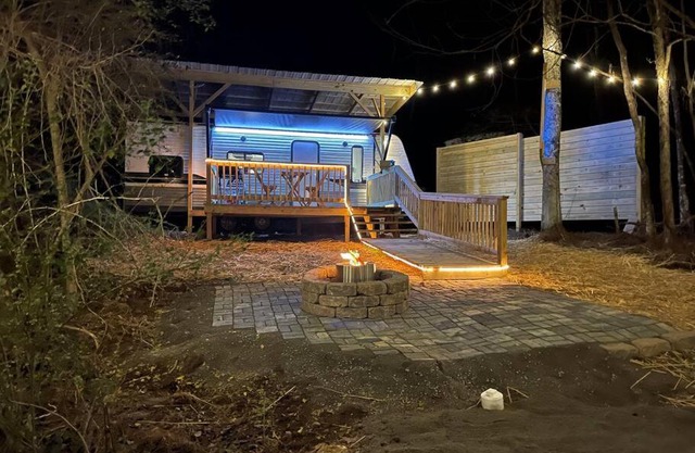 Daffodil Dream Camper with Hot Tub - Movie Screen - Fire Pit - BBQ