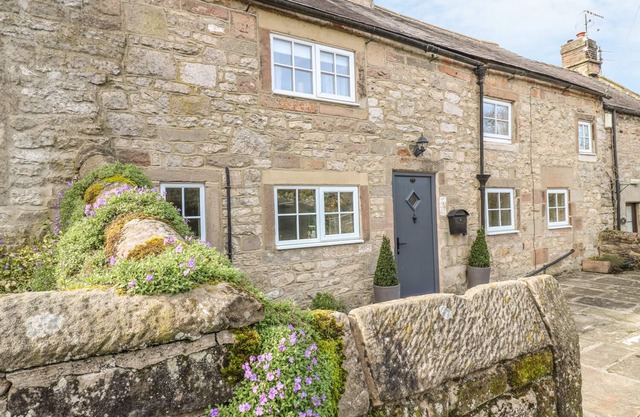 DAISY COTTAGE, family friendly, character holiday cottage in Winster