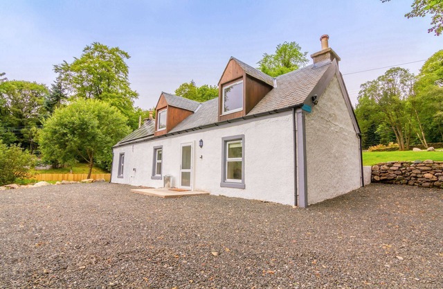 Dalnaglar Cottage - sleeps 6, with 6 person hot tub and large decking area.