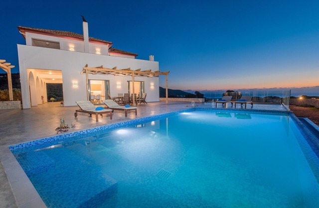 DaLuz Villa, lighthouse villa with private pool and sea view