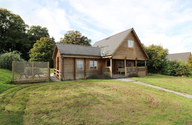 DAN Y COED, pet friendly, character holiday cottage in Presteigne