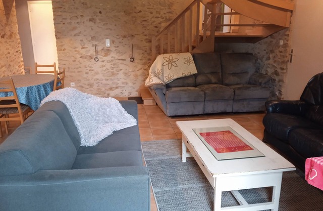 Dans une Superbe Demeure en Pierre LE Logis